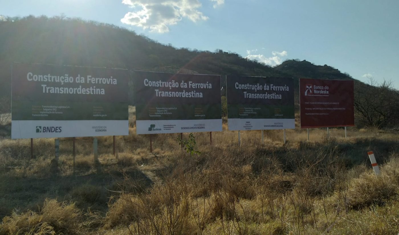 Placa de obra fabricada pela Belplac para grande obra de infraestrutura
