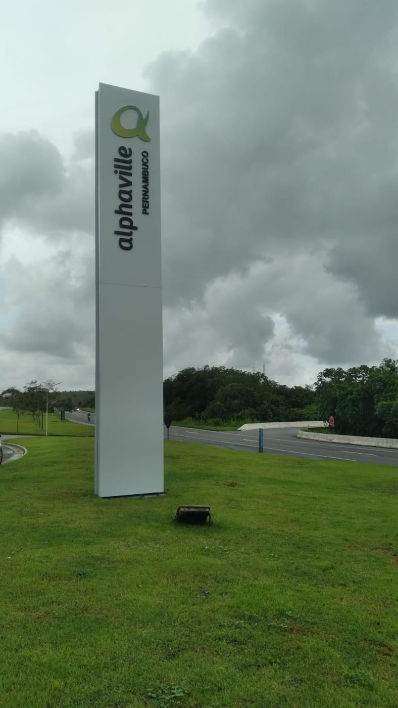 Totem em ACM do Alphaville Pernambuco fabricado e instalado pela Belplac