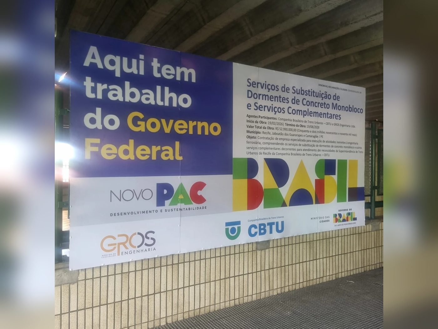 Placa de obra do Novo PAC para a CBTU em Recife, com dados do contrato e logos oficiais, fabricada pela Belplac