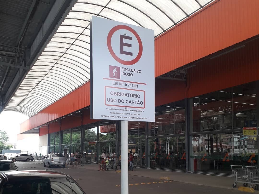 Placa de vaga exclusiva para idoso (Lei 10.741/03) instalada pela Belplac no estacionamento de um atacadista na Região Metropolitana do Recife