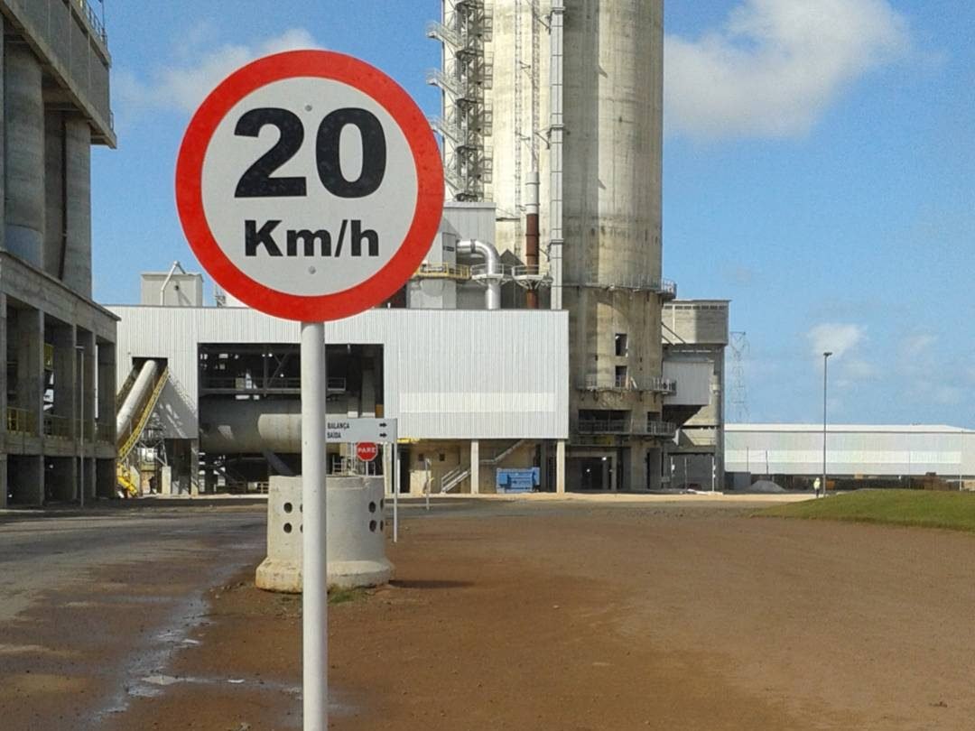 Placa de velocidade máxima permitida de 20 km/h instalada por Belplac no pátio de uma fábrica de cimento