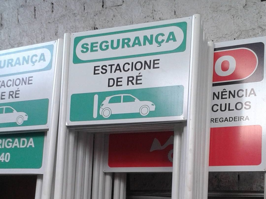 Placas de sinalização de segurança Estacione de Ré fabricadas pela Belplac em Recife